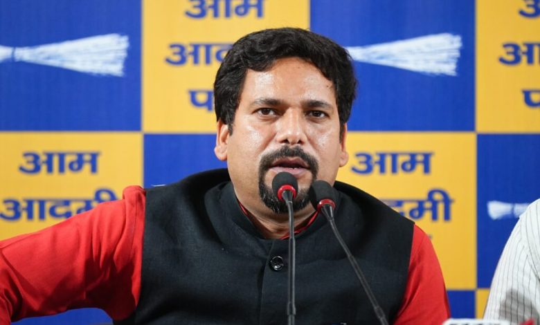 AAP विधायक संजय झा सिग्नेचर अभियान की घोषणा करते हुए और दिल्ली की कॉलोनियों में लोगों की समस्याओं पर चर्चा करते हुए।