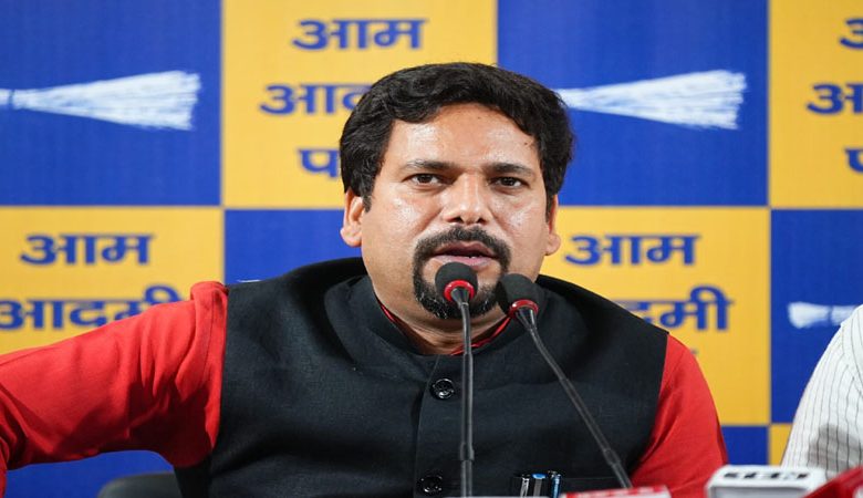 मिलन विहार में O-ज़ोन के नाम पर तोड़फोड़ और पुलिस कार्रवाई का दृश्य