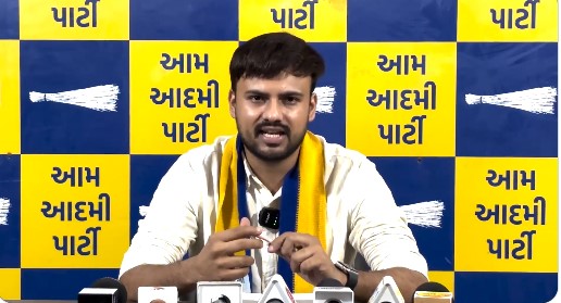 AAP नेता डॉ. करन बारोट NFHS-6 कुपोषण रिपोर्ट पर गुजरात सरकार की आलोचना करते हुए प्रेस कॉन्फ्रेंस में