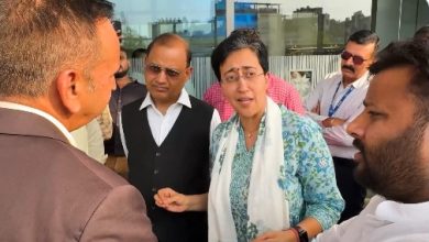 मालवीय नगर अग्निकांड के बाद राजनीतिक घमासान, मैक्स हॉस्पिटल में घायलों से मिलने पर आतिशी ने लगाए आरोप