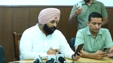 पंजाब के अधिकारी स्वच्छ पंजाब मिशन के तहत शहर में फील्ड निरीक्षण करते हुए