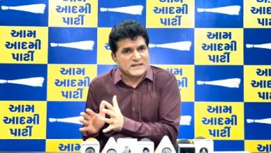 AAP नेता इसुदान गढ़वी गुजरात में किसानों की समस्याओं पर प्रेस बयान देते हुए सरकार की नीतियों पर सवाल उठाते हुए।