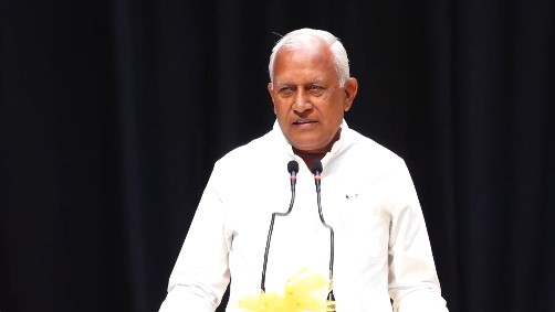 बठिंडा में मुख्यमंत्री भगवंत मान युवाओं को नियुक्ति पत्र देते हुए और बरिंदर गोयल कार्यक्रम में मौजूद