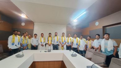 प्रकाश वसावा और समर्थकों का आम आदमी पार्टी में शामिल होने पर स्वागत करते चैतर वसावा