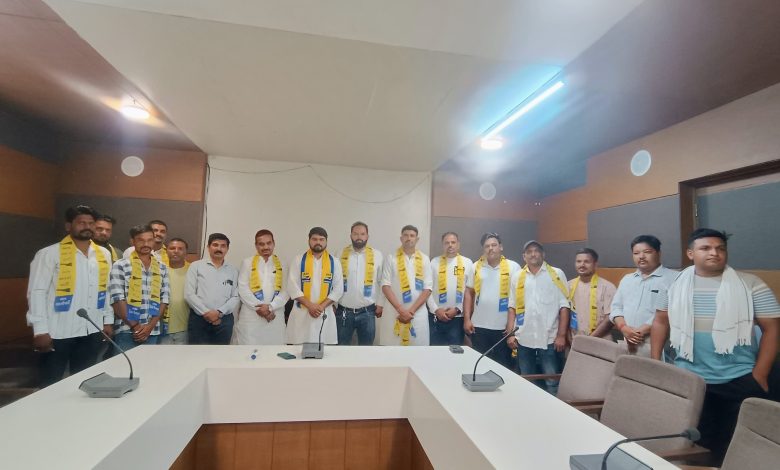 प्रकाश वसावा और समर्थकों का आम आदमी पार्टी में शामिल होने पर स्वागत करते चैतर वसावा