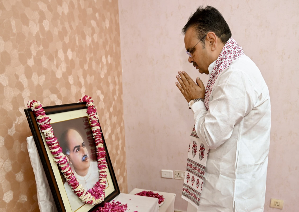 मुख्यमंत्री भजनलाल शर्मा द्वारा डॉ. श्यामा प्रसाद मुखर्जी के चित्र पर पुष्पांजलि अर्पित करते हुए श्रद्धांजलि कार्यक्रम
