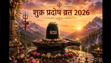 शुक्र प्रदोष व्रत पर भगवान शिव की पूजा करते श्रद्धालु और दीप जलाते हुए दृश्य