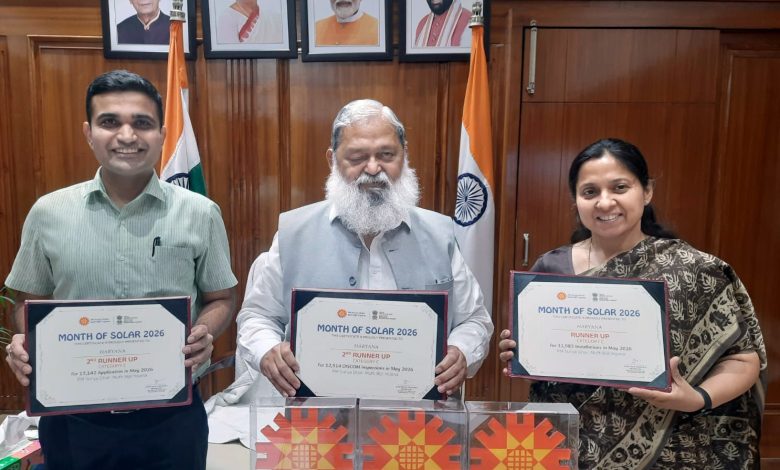 हरियाणा ऊर्जा विभाग के अधिकारी ऊर्जा मंत्री अनिल विज को प्रधानमंत्री सूर्य घर योजना का राष्ट्रीय पुरस्कार सौंपते हुए