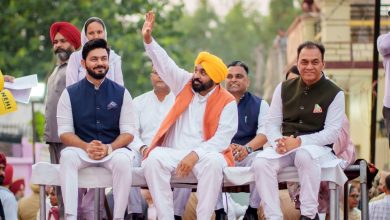 मुख्यमंत्री भगवंत सिंह मान चब्बेवाल में लोक मिलनी कार्यक्रम को संबोधित करते हुए और विकास योजनाओं की जानकारी देते हुए।