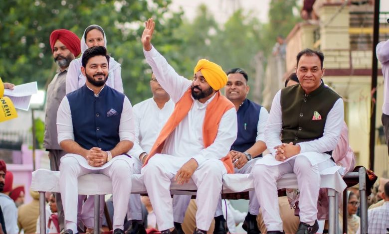 मुख्यमंत्री भगवंत सिंह मान चब्बेवाल में लोक मिलनी कार्यक्रम को संबोधित करते हुए और विकास योजनाओं की जानकारी देते हुए।