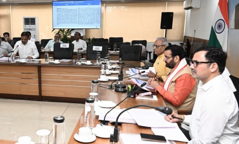 मुख्यमंत्री नायब सिंह सैनी पेयजल समस्याओं के त्वरित समाधान को लेकर अधिकारियों को निर्देश देते हुए बैठक में