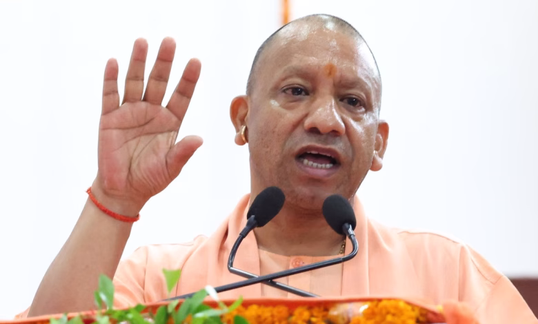 अलीगढ़ में सीएम योगी आदित्यनाथ के दौरे की तैयारी के तहत नगर निगम द्वारा सफाई और विकास कार्य करते कर्मचारी।