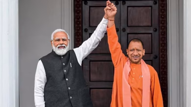 पीएम मोदी और सीएम योगी उत्तर प्रदेश में विकास परियोजनाओं और बुनियादी ढांचे का निरीक्षण करते हुए