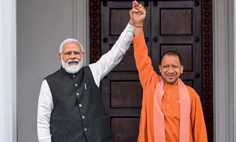 पीएम मोदी और सीएम योगी उत्तर प्रदेश में विकास परियोजनाओं और बुनियादी ढांचे का निरीक्षण करते हुए
