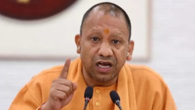 यूपी बालवाटिका स्मार्ट पैकेज के तहत बच्चे खेल-आधारित शिक्षा गतिविधियों में भाग लेते हुए और शिक्षक कक्षा में मार्गदर्शन करते हुए।