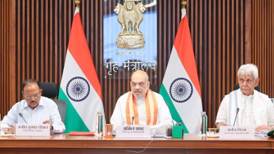 अमित शाह अमरनाथ यात्रा सुरक्षा समीक्षा बैठक में अधिकारियों के साथ सुरक्षा तैयारियों पर चर्चा करते हुए