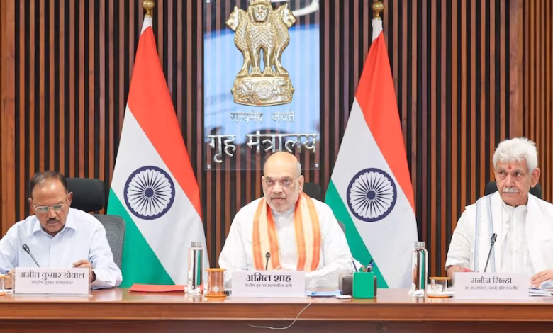 अमित शाह अमरनाथ यात्रा सुरक्षा समीक्षा बैठक में अधिकारियों के साथ सुरक्षा तैयारियों पर चर्चा करते हुए