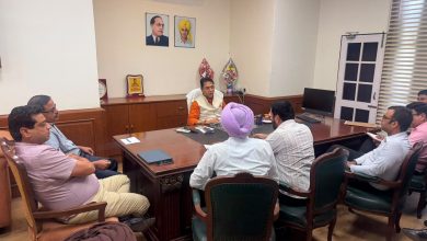 पंजाब सेवा केंद्र कर्मचारी यूनियन और सरकार के बीच बैठक के बाद हड़ताल समाप्त करने की घोषणा करते हुए अधिकारी।