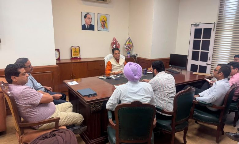 पंजाब सेवा केंद्र कर्मचारी यूनियन और सरकार के बीच बैठक के बाद हड़ताल समाप्त करने की घोषणा करते हुए अधिकारी।
