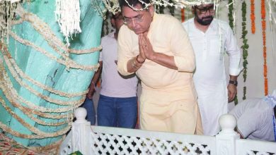 अमन अरोड़ा पीर बाबा चिरंगी शाह जी दरबार में माथा टेकते हुए सुनाम मेले के दौरान