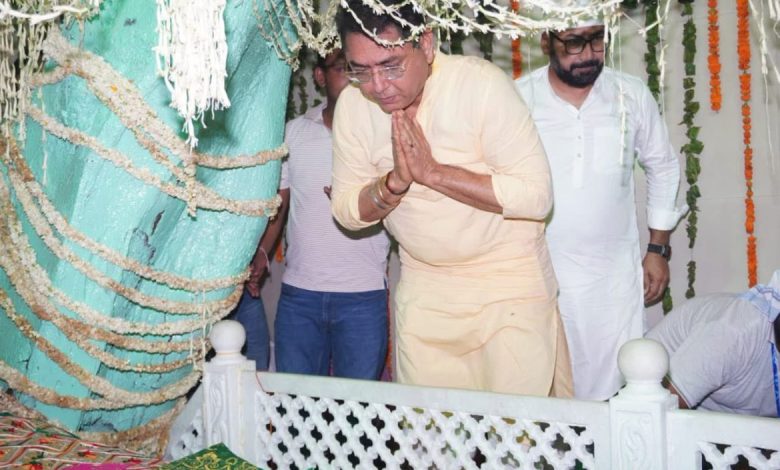 अमन अरोड़ा पीर बाबा चिरंगी शाह जी दरबार में माथा टेकते हुए सुनाम मेले के दौरान