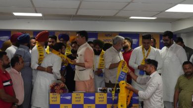 AAP शामिली कार्यक्रम में Aman Arora और Lal Chand Kataruchak नए सदस्यों का स्वागत करते हुए, श्री हरगोबिंदपुर और पठानकोट
