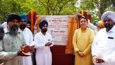 अमन अरोड़ा अकबरपुर गांव में पर्शियन व्हील का शिलान्यास करते हुए और किसानों को सिंचाई सुविधा का लाभ