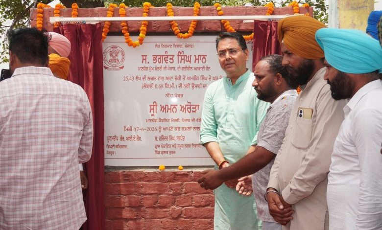 कुलार खुर्द गांव में अमन अरोड़ा विकास कार्यों की आधारशिला रखते हुए