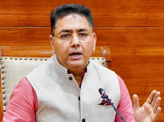कैबिनेट मंत्री अमन अरोड़ा बाल श्रम और बाल भिक्षावृत्ति रोकने के अभियान पर चर्चा करते हुए