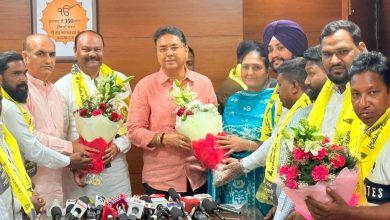 फगवाड़ा में आम आदमी पार्टी में शामिल होते हुए BJP नेता सुनील चाम और जॉर्ज सागर।