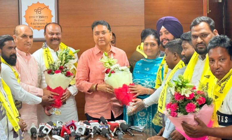 फगवाड़ा में आम आदमी पार्टी में शामिल होते हुए BJP नेता सुनील चाम और जॉर्ज सागर।