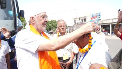 पटियाला में तीरथ यात्रा योजना के तहत मुफ्त तीर्थ यात्रा बस को हरी झंडी दिखाते डॉ. बलबीर सिंह और श्रद्धालु।