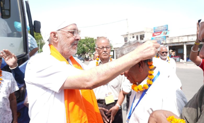 पटियाला में तीरथ यात्रा योजना के तहत मुफ्त तीर्थ यात्रा बस को हरी झंडी दिखाते डॉ. बलबीर सिंह और श्रद्धालु।