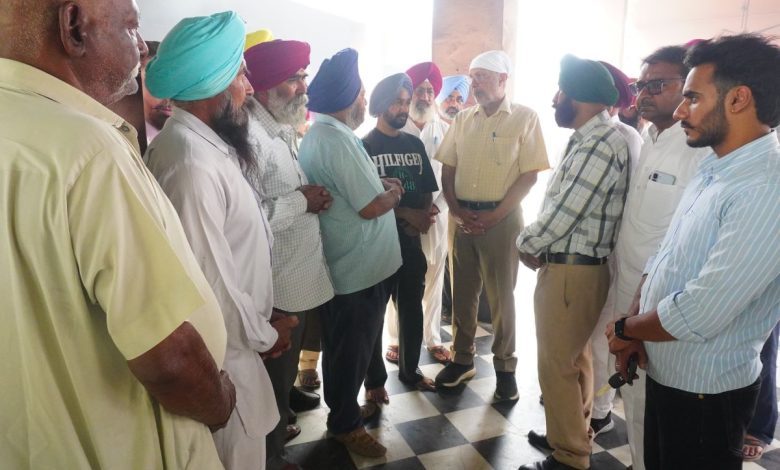 डॉ. बलबीर सिंह अंतिम संस्कार में पहुंचकर मनजीत कौर को श्रद्धांजलि देते हुए और परिवार से संवेदना व्यक्त करते हुए