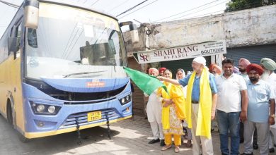 पंजाब मंत्री बलबीर सिंह मुख्यमंत्री तीर्थ यात्रा योजना के तहत पटियाला में बस को हरी झंडी दिखाते हुए