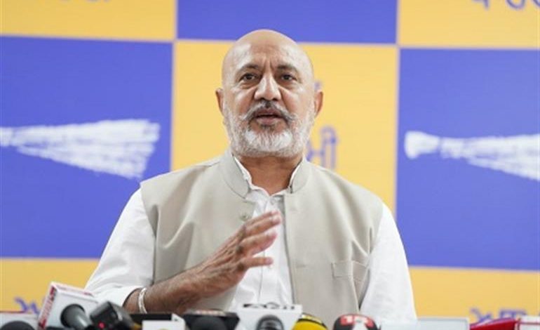 चंडीगढ़ में प्रेस कॉन्फ्रेंस करते हुए AAP नेता बलतेज पन्नू मीडिया को संबोधित करते हुए।