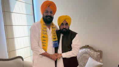 मुख्यमंत्री भगवंत मान गुरिकबल सिंह महल का AAP में स्वागत करते हुए