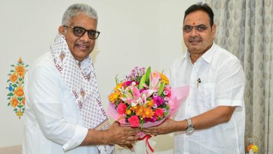 सीएम भजनलाल शर्मा और भूपेंद्र यादव शिष्टाचार भेंट के दौरान बातचीत करते हुए।