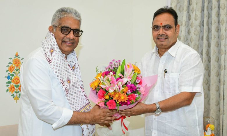 सीएम भजनलाल शर्मा और भूपेंद्र यादव शिष्टाचार भेंट के दौरान बातचीत करते हुए।