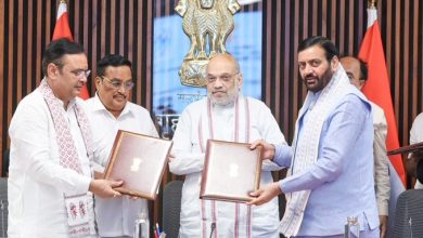 सीएम भजनलाल शर्मा यमुना जल परियोजना MoA हस्ताक्षर कार्यक्रम में अधिकारियों के साथ उपस्थित।