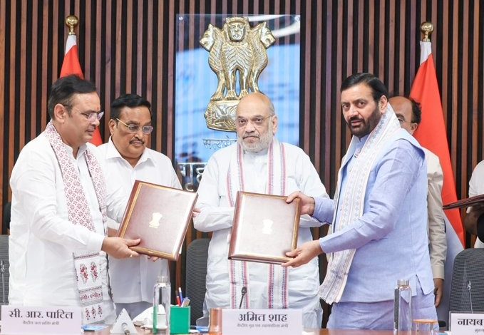 सीएम भजनलाल शर्मा यमुना जल परियोजना MoA हस्ताक्षर कार्यक्रम में अधिकारियों के साथ उपस्थित।