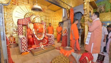 मुख्यमंत्री भजनलाल शर्मा जयपुर के मोती डूंगरी गणेश मंदिर में पूजा करते हुए और प्रधानमंत्री नरेंद्र मोदी के लिए प्रार्थना करते हुए।