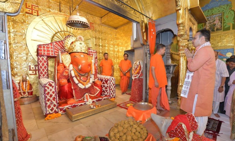 मुख्यमंत्री भजनलाल शर्मा जयपुर के मोती डूंगरी गणेश मंदिर में पूजा करते हुए और प्रधानमंत्री नरेंद्र मोदी के लिए प्रार्थना करते हुए।
