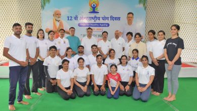 मुख्यमंत्री भजनलाल शर्मा युवाओं के साथ योग अभ्यास करते हुए मुख्यमंत्री आवास पर