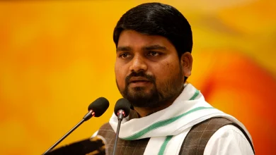 आम आदमी पार्टी विधायक चैतर वसावा मीडिया से बात करते हुए शिक्षकों के मुद्दे पर भाजपा मंत्री के बयान की निंदा करते हुए।