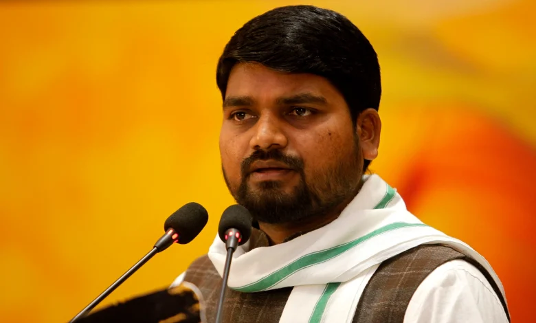 आम आदमी पार्टी विधायक चैतर वसावा मीडिया से बात करते हुए शिक्षकों के मुद्दे पर भाजपा मंत्री के बयान की निंदा करते हुए।