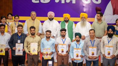 पंजाब में मुख्यमंत्री भगवंत मान युवाओं को नियुक्ति पत्र सौंपते हुए