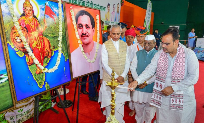 जयपुर में प्राकृतिक खेती कार्यशाला को संबोधित करते मुख्यमंत्री भजनलाल शर्मा और अन्य गणमान्य नेता।
