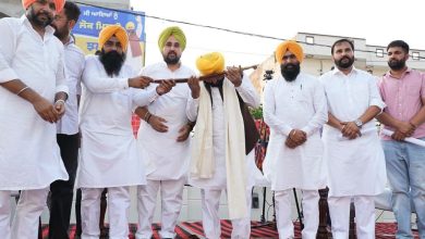 मुख्यमंत्री भगवंत मान बरनाला के गांव झलूर में लोक मिलनी के दौरान ग्रामीणों से बातचीत करते हुए।