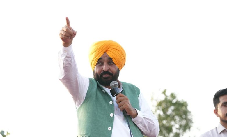 मुख्यमंत्री भगवंत सिंह मान व्यापारियों की बैठक में पंजाब के हिंदू व्यापारी वर्ग पर संबोधन देते हुए